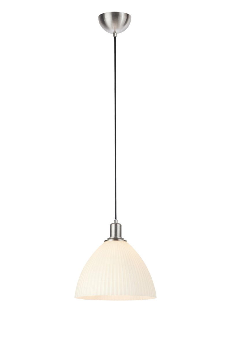 Zoom billede af Ro Ø28 Hvid loftslampe Fra Markslöjd - Ro er en stilfuld pendellampe, der kombinerer elegante metaldetaljer i en satineret nikkelfinish med en smukt riflet hvid glassk&aelig;rm.