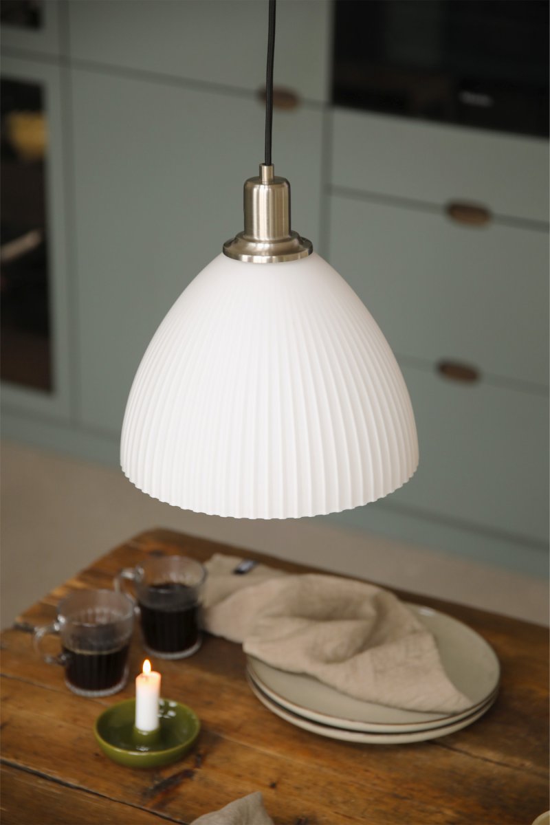 Ro Ø28 Hvid loftslampe Fra Markslöjd - Ro er en stilfuld pendellampe, der kombinerer elegante metaldetaljer i en satineret nikkelfinish med en smukt riflet hvid glassk&aelig;rm.