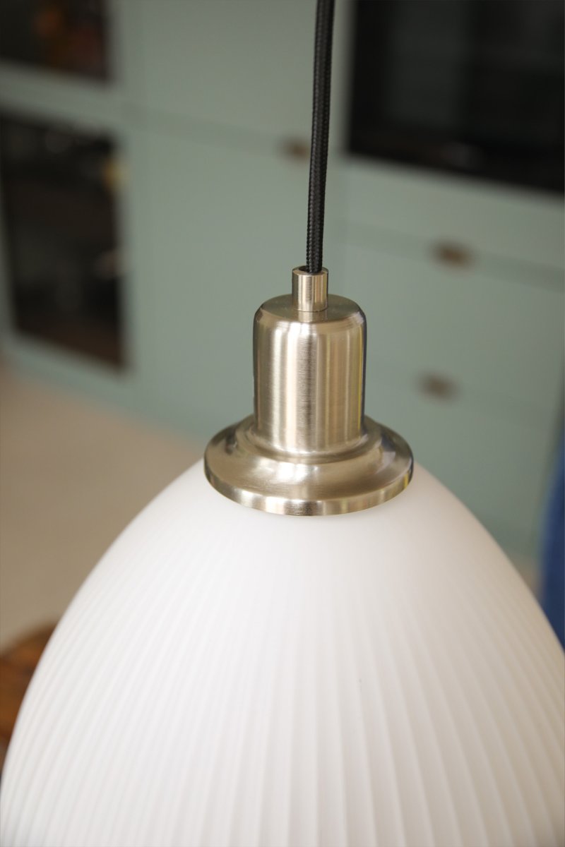 Ro Ø28 Hvid loftslampe Fra Markslöjd - Ro er en stilfuld pendellampe, der kombinerer elegante metaldetaljer i en satineret nikkelfinish med en smukt riflet hvid glassk&aelig;rm.
