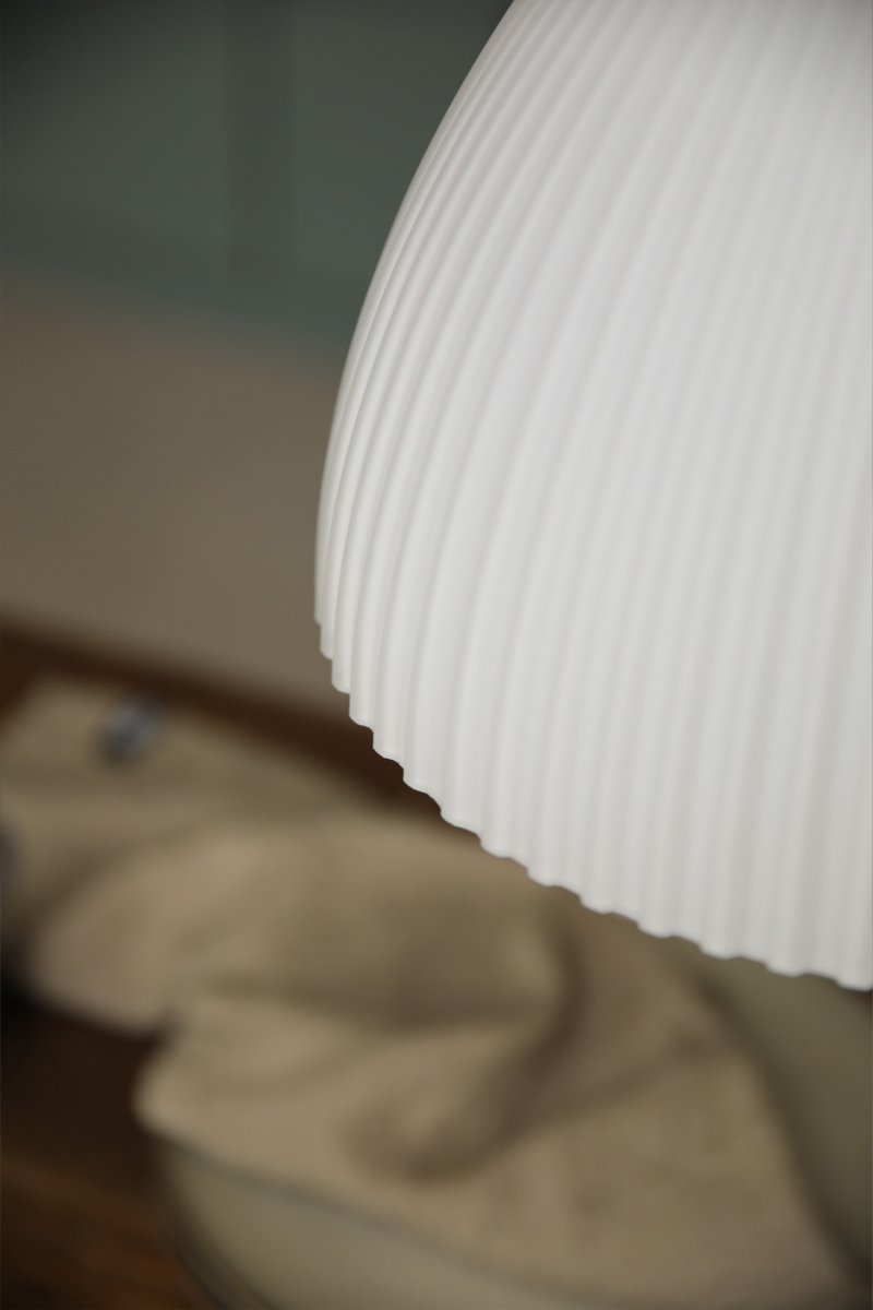 Ro Ø28 Hvid loftslampe Fra Markslöjd - Ro er en stilfuld pendellampe, der kombinerer elegante metaldetaljer i en satineret nikkelfinish med en smukt riflet hvid glassk&aelig;rm.