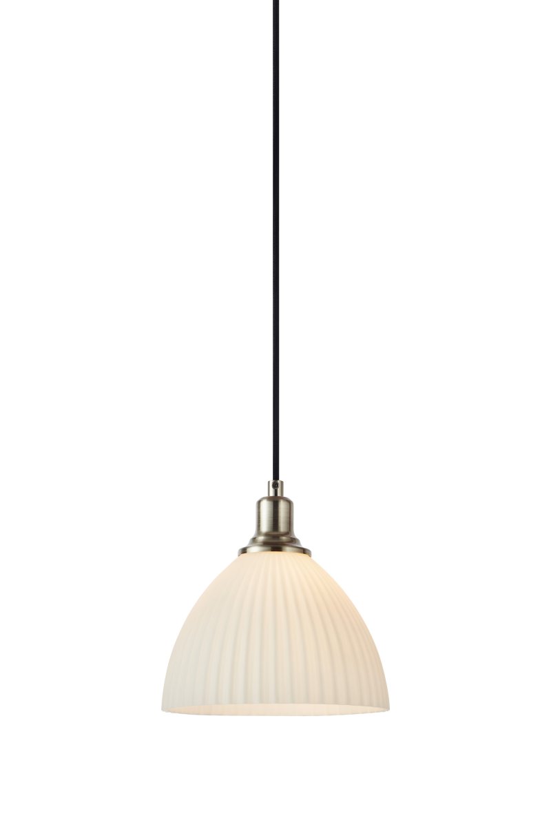 Ro Ø18 Hvid vindueslampe Fra Markslöjd - Ro bliver en dekorativ detalje i vinduet og skaber en varm og indbydende atmosf&aelig;re i rummet.