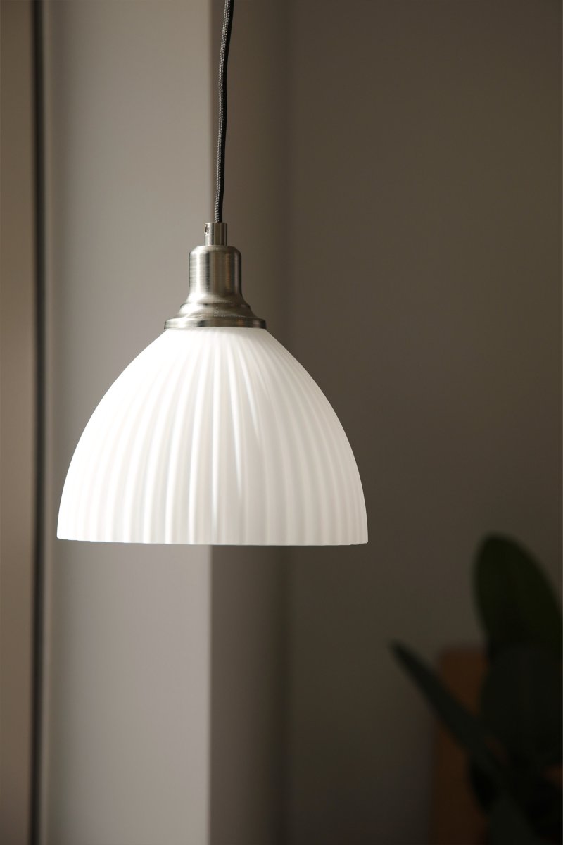 Ro Ø18 Hvid vindueslampe Fra Markslöjd - Ro bliver en dekorativ detalje i vinduet og skaber en varm og indbydende atmosf&aelig;re i rummet.
