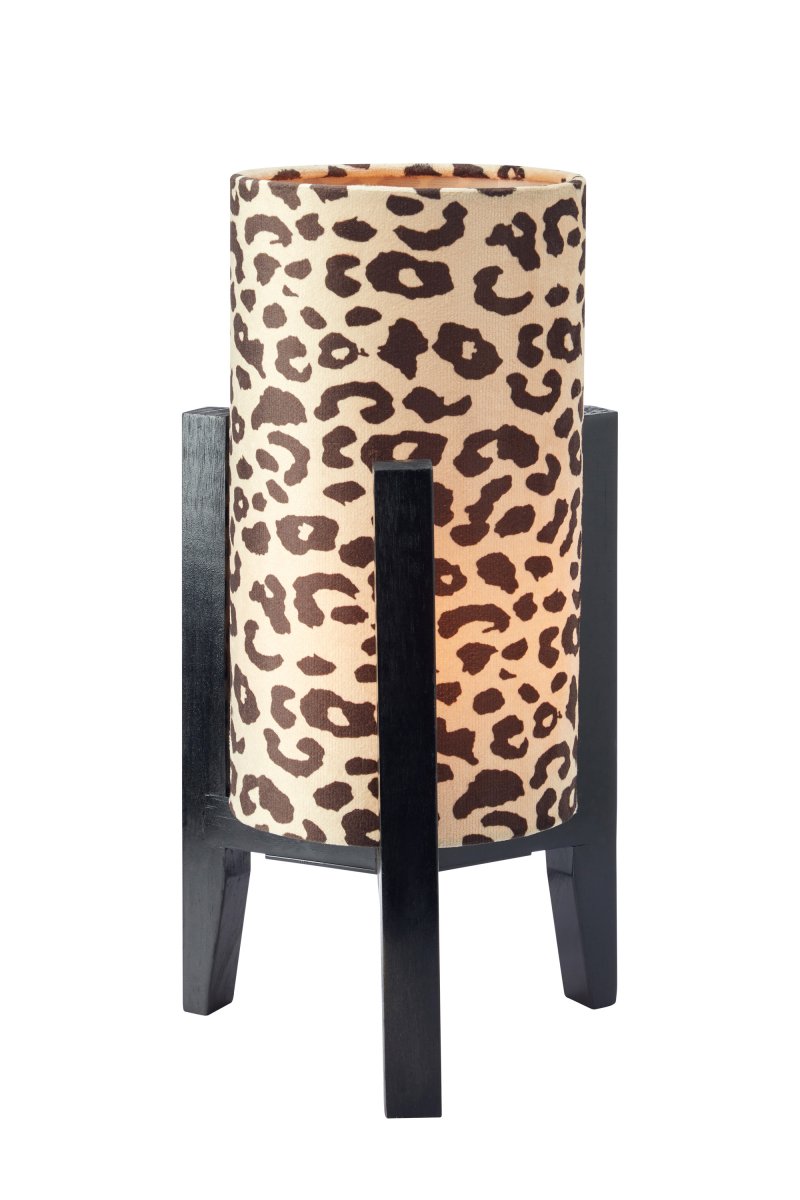 Eruca 34cm Leopard bordlampe Fra Markslöjd - Lampefoden i sort tr&aelig; er kombineret med en cylindrisk tekstilsk&aelig;rm i off-white og brunt leopardm&oslash;nster, hvilket giver lampen en trendy og personlig karakter.