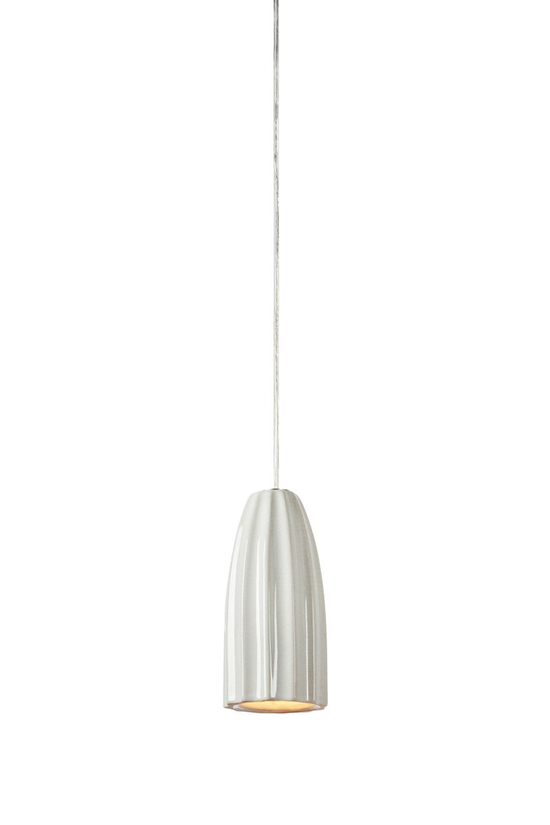 Clay Ø8 Hvid vindueslampe Fra Markslöjd - Den kompakte st&oslash;rrelse g&oslash;r Clay perfekt til vinduet, hvor den skaber et behageligt lys og bliver en dekorativ detalje b&aring;de t&aelig;ndt og slukket.