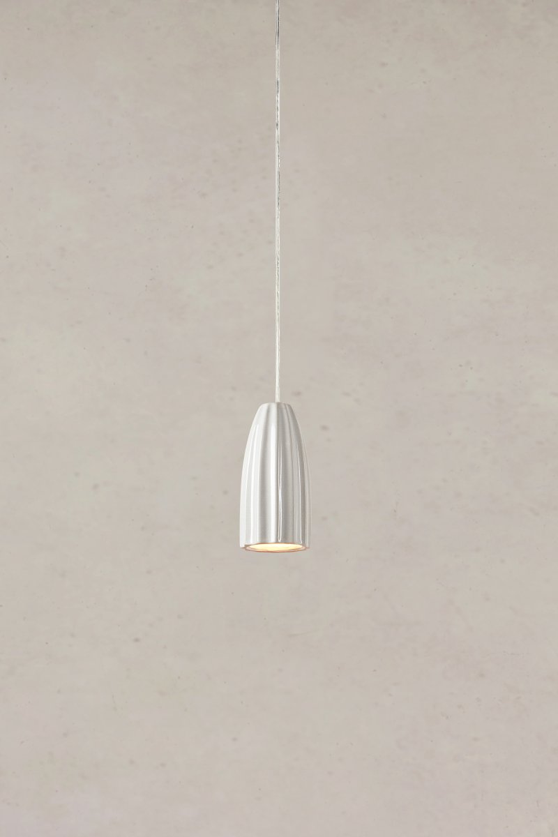 Clay Ø8 Hvid vindueslampe Fra Markslöjd - Den kompakte st&oslash;rrelse g&oslash;r Clay perfekt til vinduet, hvor den skaber et behageligt lys og bliver en dekorativ detalje b&aring;de t&aelig;ndt og slukket.