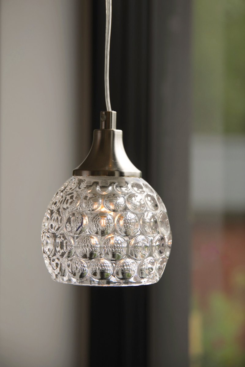 Clear Ø12 Gennemsigtig vindueslampe Fra Markslöjd - Clear er en elegant vindueslampe med en dekorativ sk&aelig;rm i transparent bobleglas.