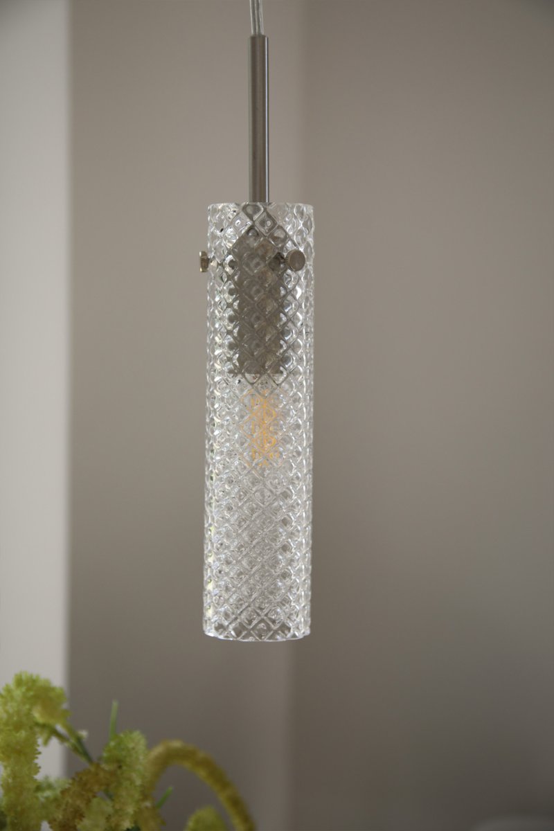 Vibia Ø5 Gennemsigtig vindueslampe Fra Markslöjd - Sk&aelig;rmen i frostet glas er kombineret med et langt, smalt oph&aelig;ng i satineret nikkelfinish, der forst&aelig;rker lampens moderne og sofistikerede udtryk.
