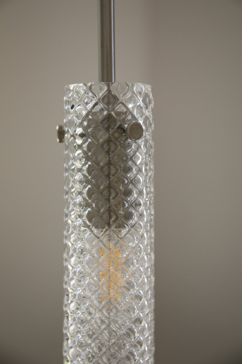 Vibia Ø5 Gennemsigtig vindueslampe Fra Markslöjd - Sk&aelig;rmen i frostet glas er kombineret med et langt, smalt oph&aelig;ng i satineret nikkelfinish, der forst&aelig;rker lampens moderne og sofistikerede udtryk.