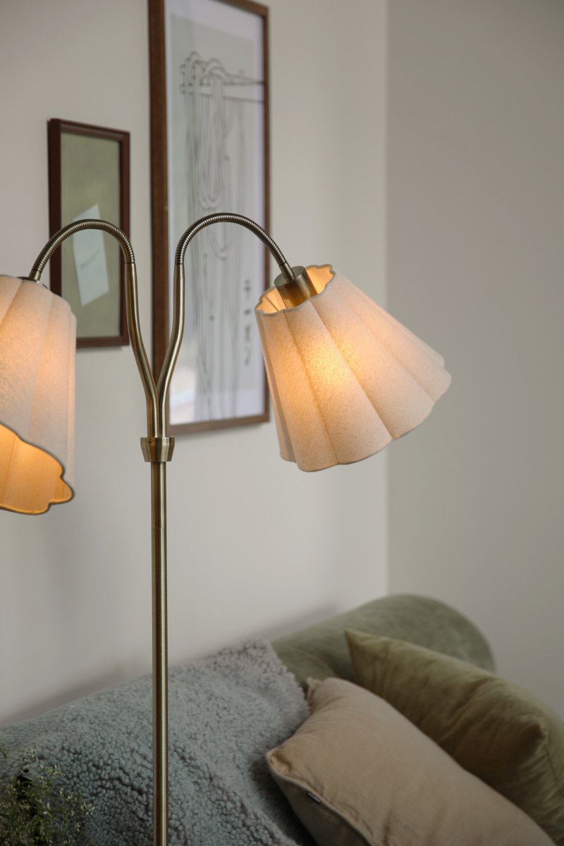 Veya 2 Antik messing gulvlampe Fra Markslöjd - Veya er en elegant gulvlampe med et tidl&oslash;st design og klassiske detaljer.