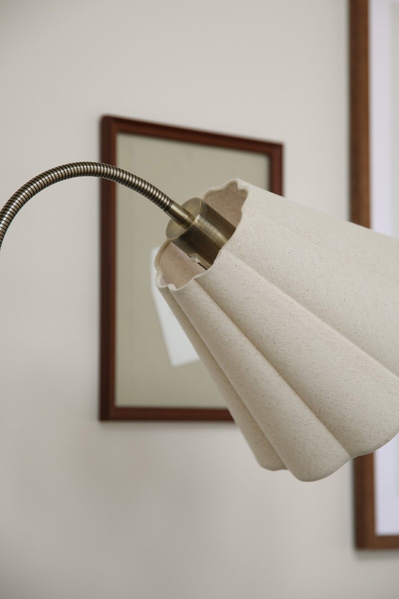 Veya 2 Antik messing gulvlampe Fra Markslöjd - Veya er en elegant gulvlampe med et tidl&oslash;st design og klassiske detaljer.