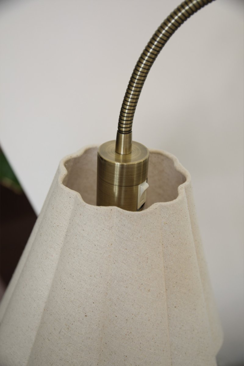 Veya 2 Antik messing gulvlampe Fra Markslöjd - Veya er en elegant gulvlampe med et tidl&oslash;st design og klassiske detaljer.