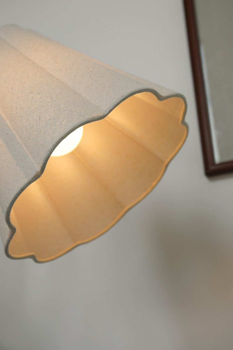 Veya 2 Antik messing gulvlampe Fra Markslöjd - Veya er en elegant gulvlampe med et tidl&oslash;st design og klassiske detaljer.