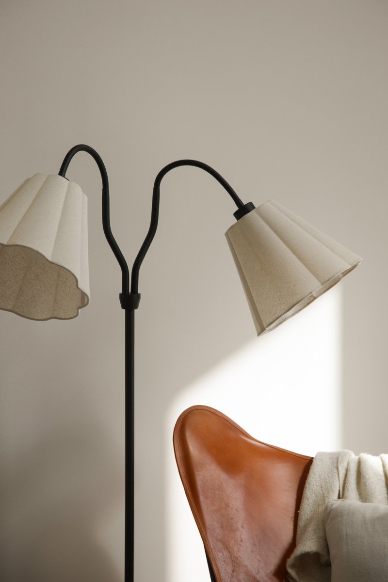 Veya 2 Sort gulvlampe Fra Markslöjd - Veya er en stilfuld gulvlampe med en sort metalbase og to beige tekstilskærme, der skaber en blød kontrast.