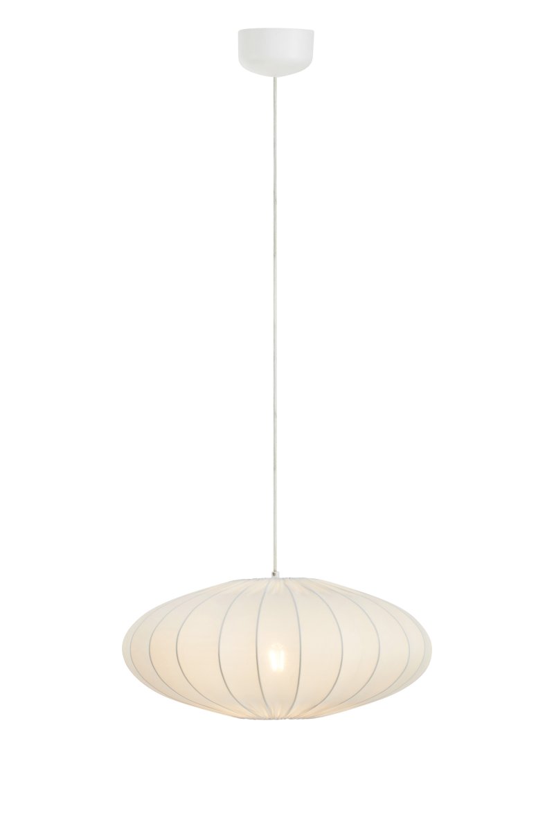 Solia Ø50 Hvid loftslampe Fra Markslöjd - Solia er en elegant pendellampe med en bl&oslash;d, oval form og et luftigt skandinavisk udtryk.