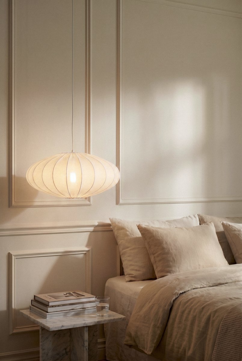 Solia Ø50 Hvid loftslampe Fra Markslöjd - Solia er en elegant pendellampe med en bl&oslash;d, oval form og et luftigt skandinavisk udtryk.
