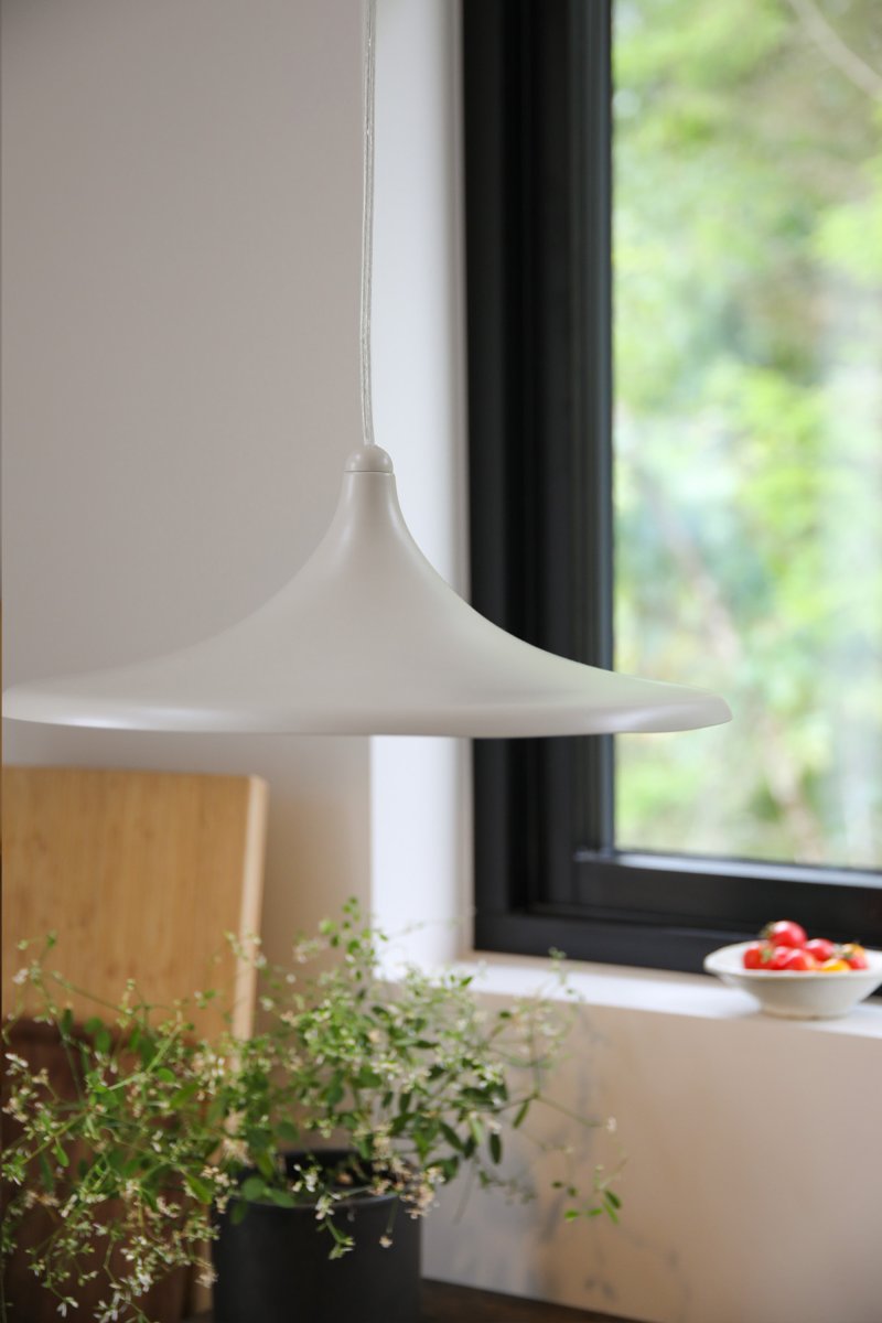 Beam Ø37 Beige loftslampe Fra Markslöjd - Beam er en stilfuld pendellampe i beige metal med en bl&oslash;dt formet sk&aelig;rm og en diameter p&aring; 37 cm.