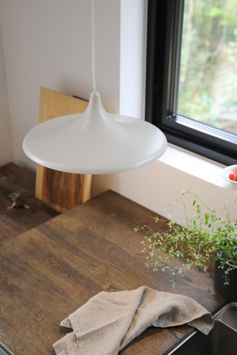 Beam Ø37 Beige loftslampe Fra Markslöjd - Beam er en stilfuld pendellampe i beige metal med en bl&oslash;dt formet sk&aelig;rm og en diameter p&aring; 37 cm.