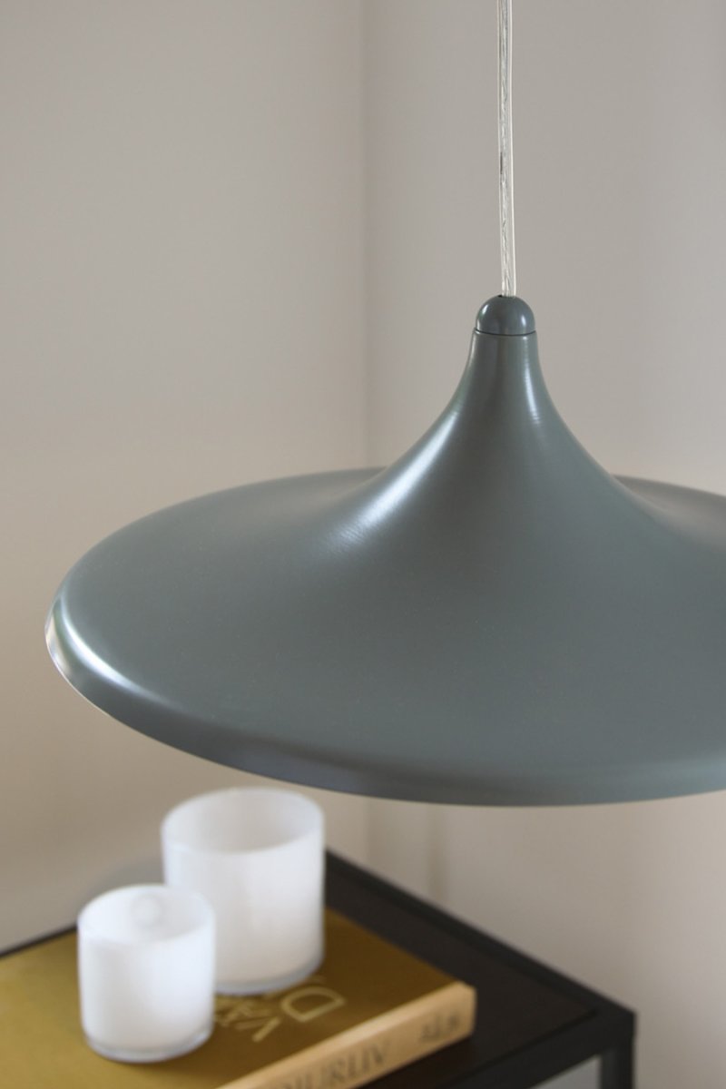 Beam Ø37 Grå loftslampe Fra Markslöjd - Beam er en stilfuld pendellampe i gr&aring;t metal med en bl&oslash;dt formet sk&aelig;rm og en diameter p&aring; 37 cm.