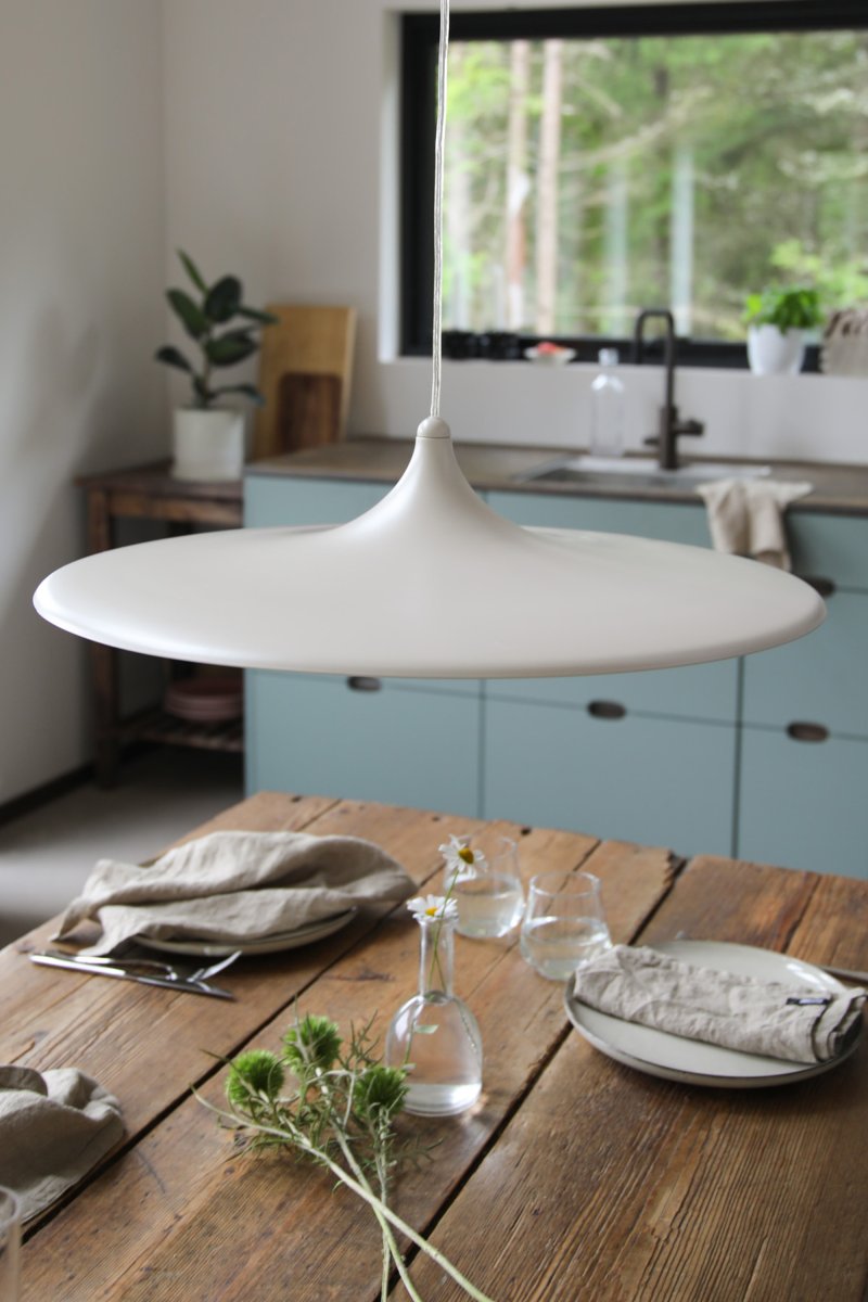 Beam Ø57 Beige loftslampe Fra Markslöjd - Beam er en stilfuld pendellampe i beige metal med en bl&oslash;dt formet sk&aelig;rm og en diameter p&aring; 57 cm.