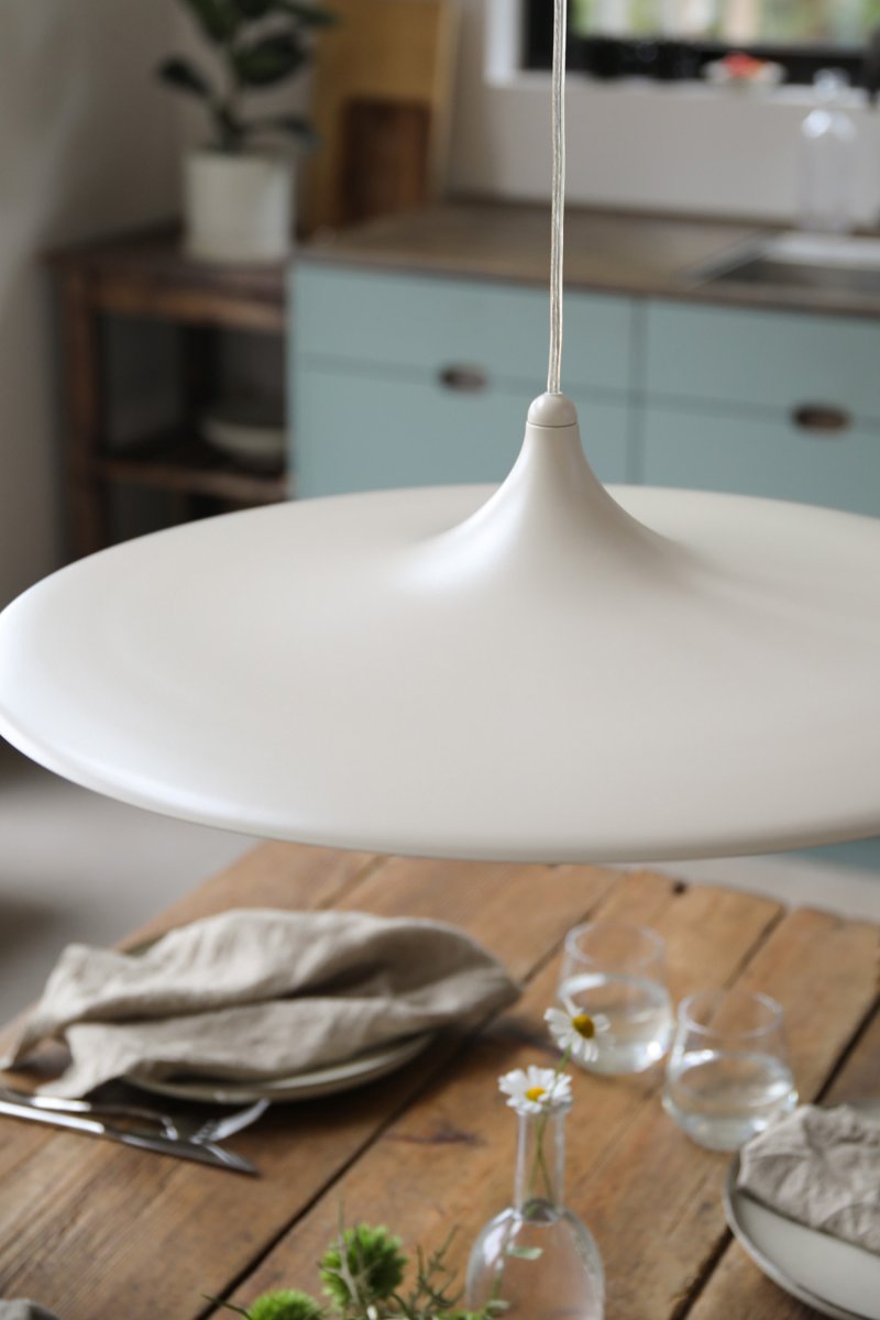 Beam Ø57 Beige loftslampe Fra Markslöjd - Beam er en stilfuld pendellampe i beige metal med en bl&oslash;dt formet sk&aelig;rm og en diameter p&aring; 57 cm.