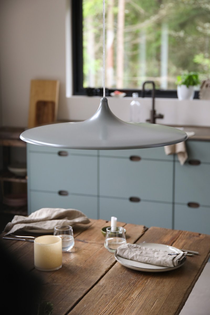 Beam Ø57 Grå loftslampe Fra Markslöjd - Beam er en stilfuld pendellampe i gr&aring;t metal med en bl&oslash;dt formet sk&aelig;rm og en diameter p&aring; 57 cm.