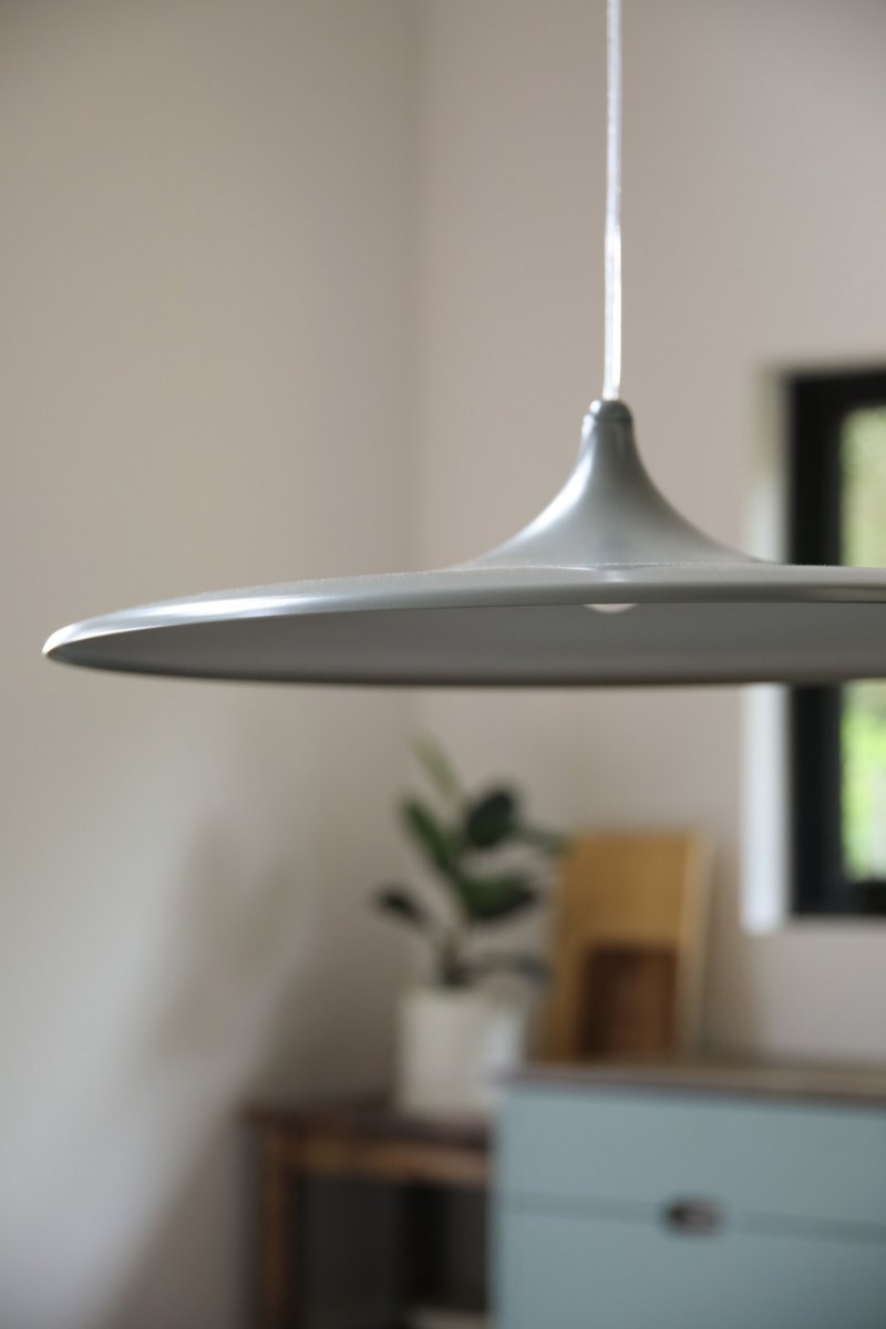 Beam Ø57 Grå loftslampe Fra Markslöjd - Beam er en stilfuld pendellampe i gr&aring;t metal med en bl&oslash;dt formet sk&aelig;rm og en diameter p&aring; 57 cm.