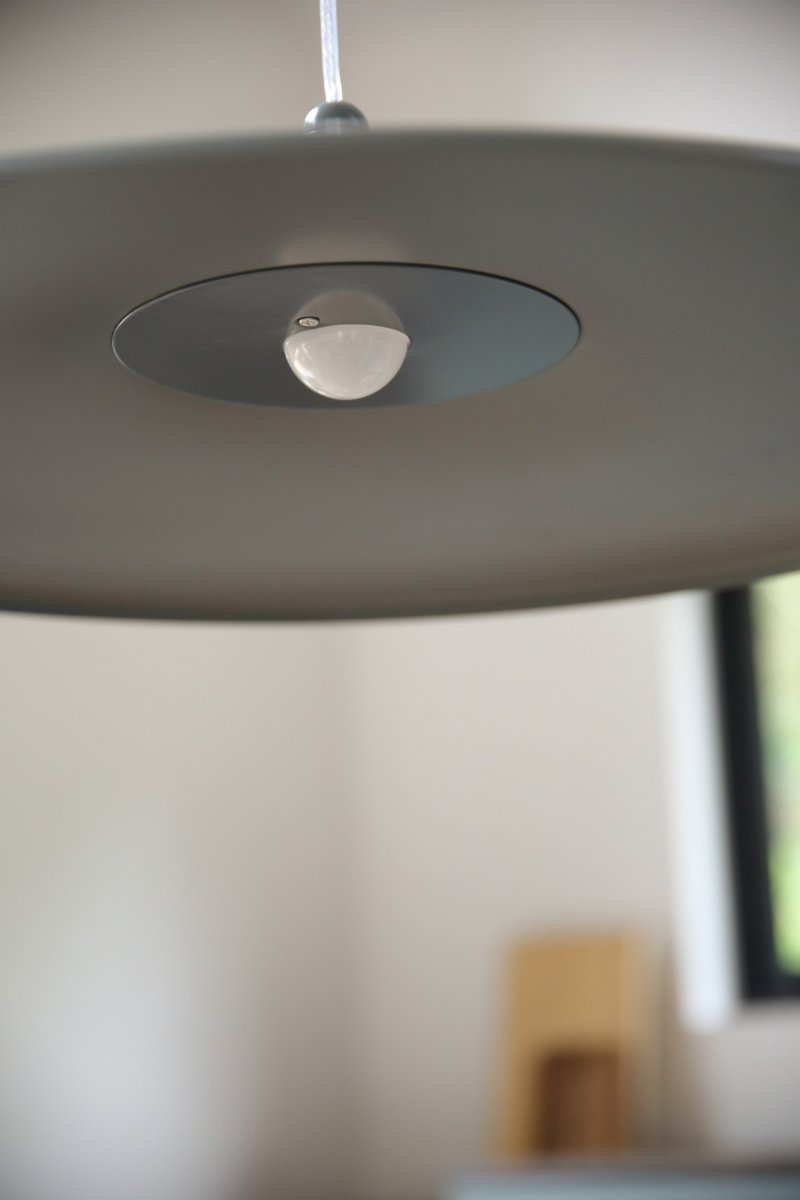 Beam Ø57 Grå loftslampe Fra Markslöjd - Beam er en stilfuld pendellampe i gr&aring;t metal med en bl&oslash;dt formet sk&aelig;rm og en diameter p&aring; 57 cm.