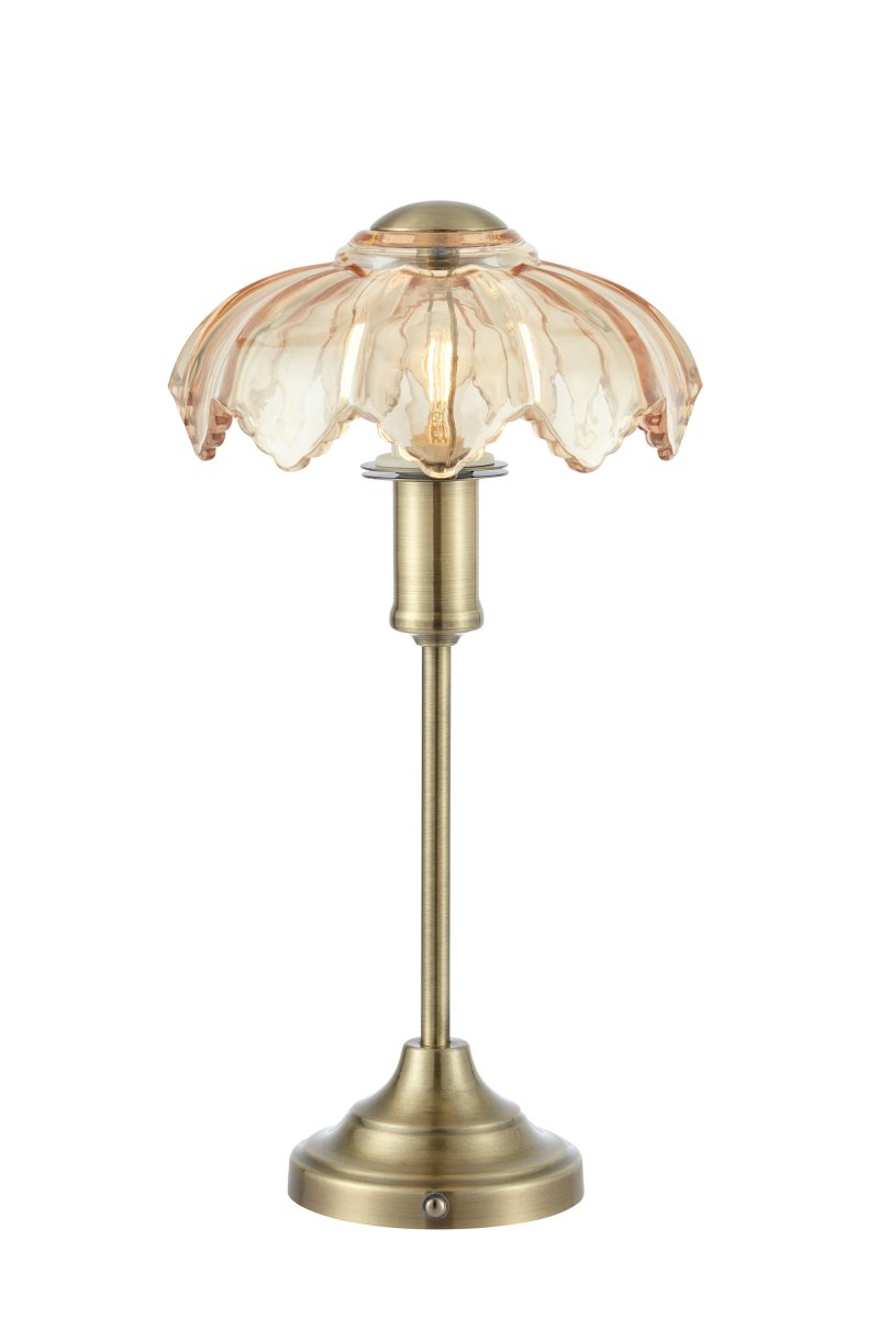 Kurage 35cm Antik messing/rav bærbar Fra Markslöjd - Kurage er en elegant b&aelig;rbar bordlampe i metal med en antik messingfinish og en dekorativ sk&aelig;rm i ravfarvet glas.