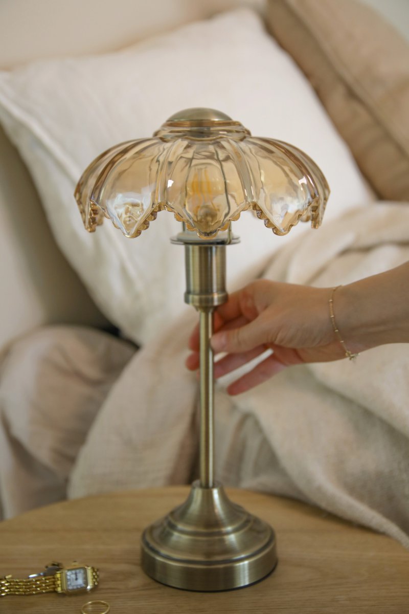 Kurage 35cm Antik messing/rav bærbar Fra Markslöjd - Kurage er en elegant b&aelig;rbar bordlampe i metal med en antik messingfinish og en dekorativ sk&aelig;rm i ravfarvet glas.