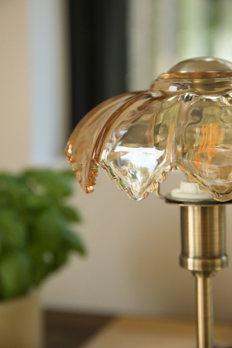 Kurage 35cm Antik messing/rav bærbar Fra Markslöjd - Kurage er en elegant b&aelig;rbar bordlampe i metal med en antik messingfinish og en dekorativ sk&aelig;rm i ravfarvet glas.