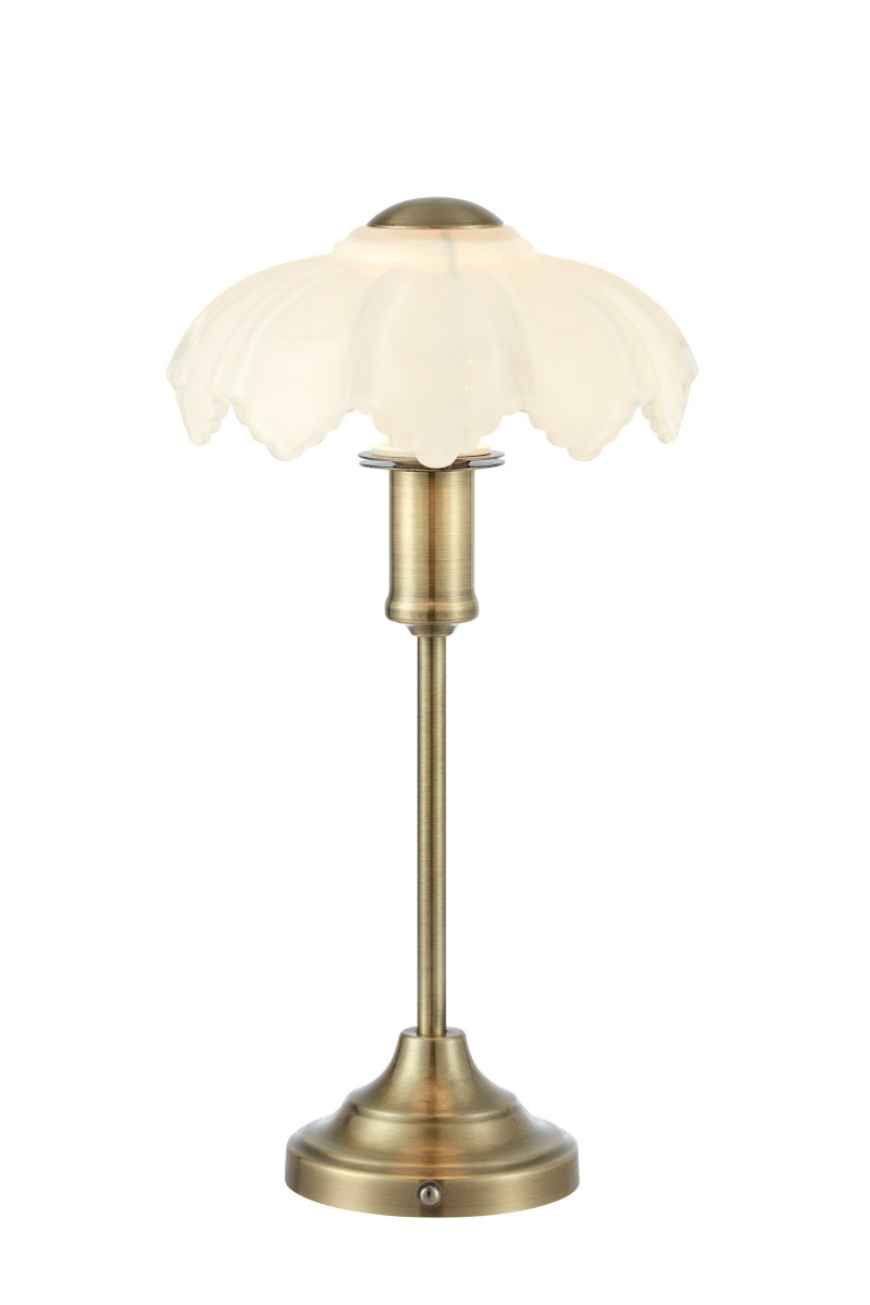 Kurage 35cm Antik messing/hvid bærbar Fra Markslöjd - Kurage er en elegant b&aelig;rbar bordlampe i metal med en antik messingfinish og en dekorativ hvid glassk&aelig;rm.