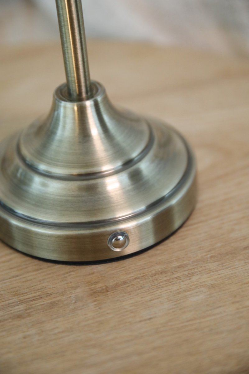 Kurage 35cm Antik messing/hvid bærbar Fra Markslöjd - Kurage er en elegant b&aelig;rbar bordlampe i metal med en antik messingfinish og en dekorativ hvid glassk&aelig;rm.