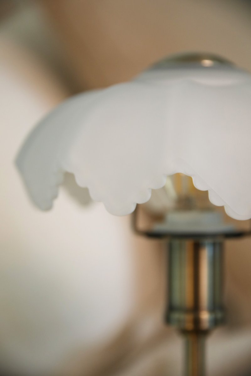 Kurage 35cm Antik messing/hvid bærbar Fra Markslöjd - Kurage er en elegant b&aelig;rbar bordlampe i metal med en antik messingfinish og en dekorativ hvid glassk&aelig;rm.
