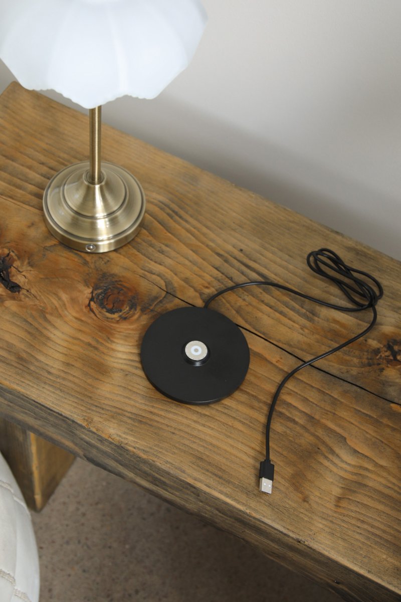 Kurage 35cm Antik messing/hvid bærbar Fra Markslöjd - Kurage er en elegant b&aelig;rbar bordlampe i metal med en antik messingfinish og en dekorativ hvid glassk&aelig;rm.
