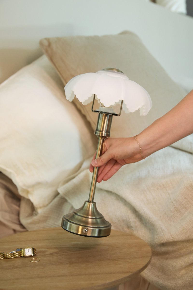 Kurage 35cm Antik messing/hvid bærbar Fra Markslöjd - Kurage er en elegant b&aelig;rbar bordlampe i metal med en antik messingfinish og en dekorativ hvid glassk&aelig;rm.