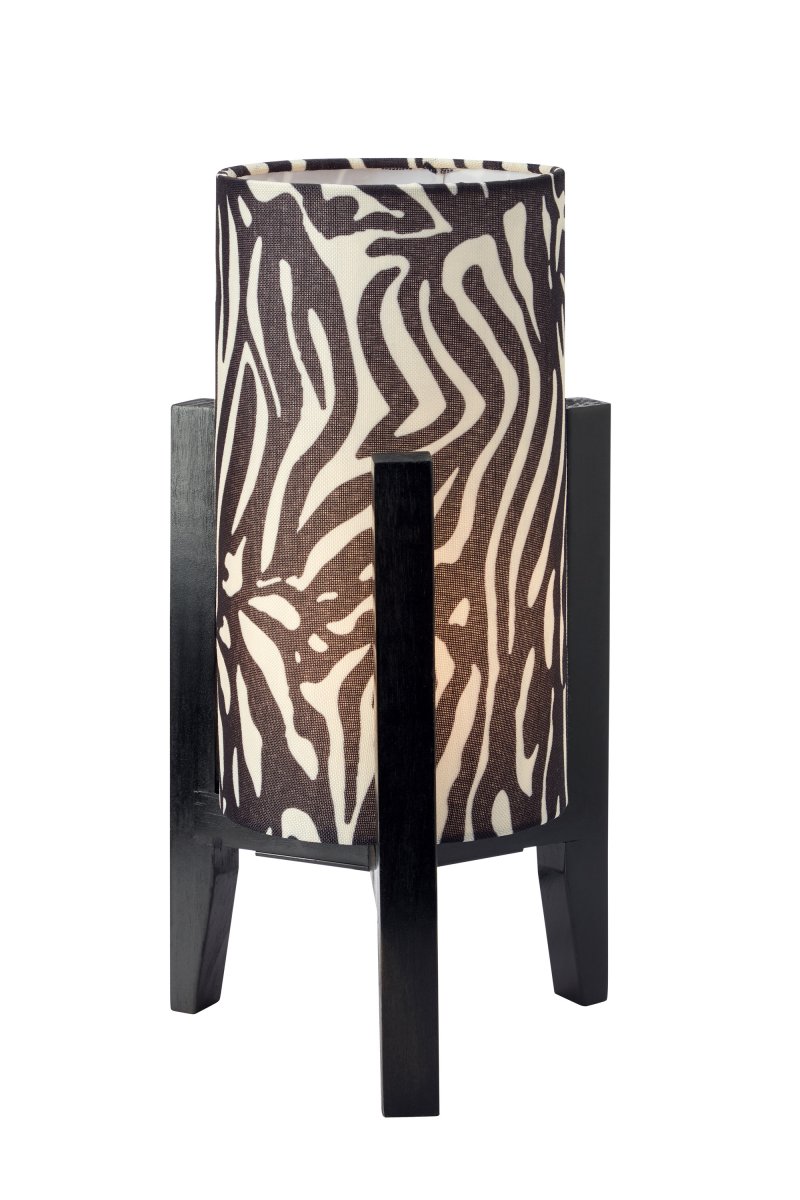 Eruca 34cm Zebra bordlampe Fra Markslöjd - Den sorte tr&aelig;base er kombineret med en cylindrisk tekstilsk&aelig;rm i et sort-hvidt zebram&oslash;nster, hvilket giver lampen en grafisk og udtryksfuld karakter.