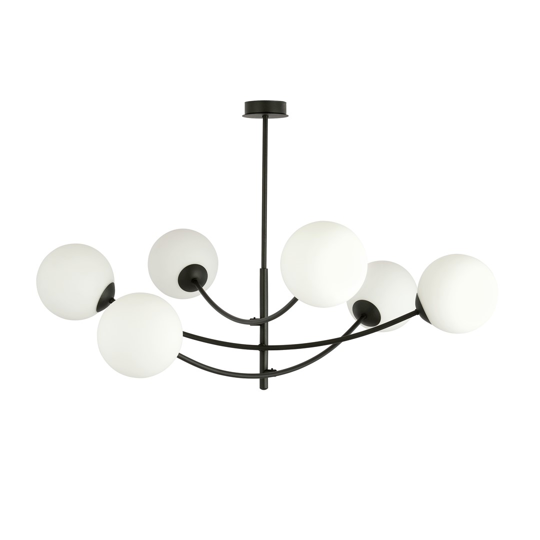 Hunter Ø90 Sort og hvid loftslampe Fra Emibig Lighting - Lampen ser s&aelig;rligt godt ud over et bord eller k&oslash;kkenbord, hvor den skaber en unik og indbydende atmosf&aelig;re.