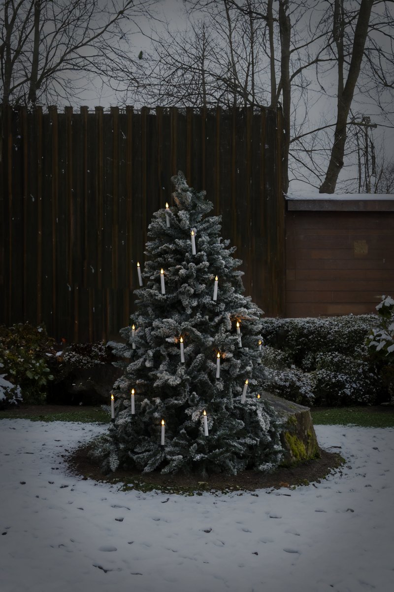 Juletræslys varm hvid 25LED 17m Grøn Fra Konstsmide - Hver lysk&aelig;de har en integreret LED med en 3D-flamme, der giver et livligt indtryk og spreder en smuk varm hvid gl&oslash;d.