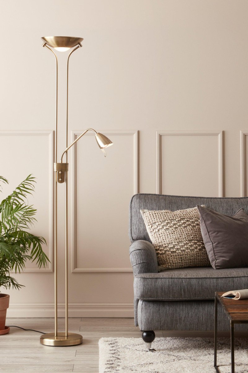 Detroit Oxideret gulvlampe Fra Markslöjd - Med sit klassiske design byder Detroit p&aring; b&aring;de god generel belysning og en fleksibel l&aelig;selampe i &eacute;t.