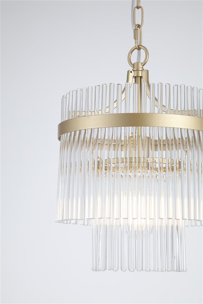 Lara Ø26 Børstet guld krystal Fra Searchlight - Den runde metalramme med en b&oslash;rstet guldfinish er udsmykket med klare glasst&aelig;nger, der ligesom prismer fanger og reflekterer lyset og skaber et bl&oslash;dt og atmosf&aelig;risk lysbillede i rummet.