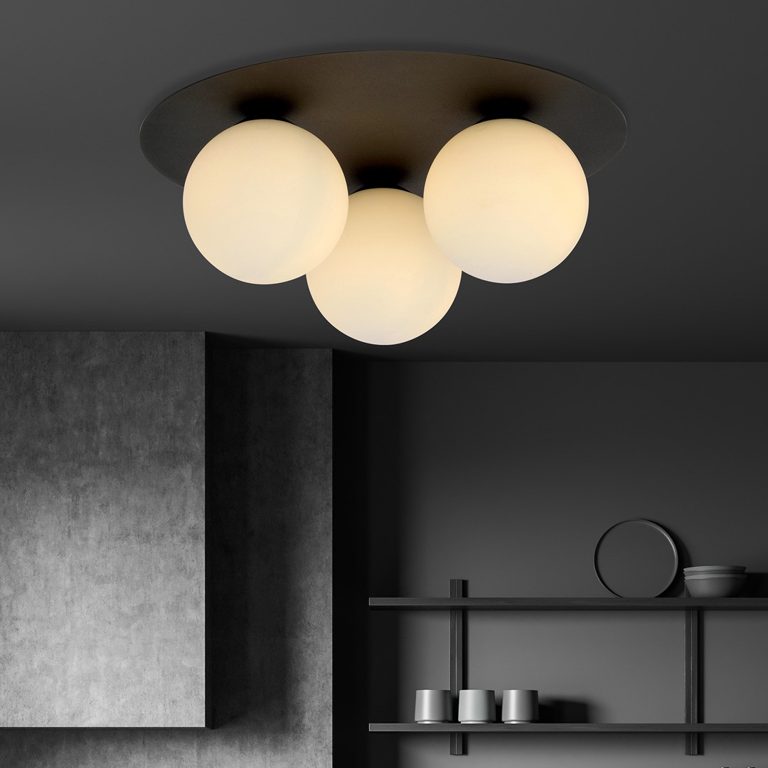 Solar Ø43 Sort plafond Fra Emibig Lighting - Den brede sorte metalskærm skaber et grafisk udtryk, mens de opalfarvede glaskupler giver et blødt og behageligt lys.