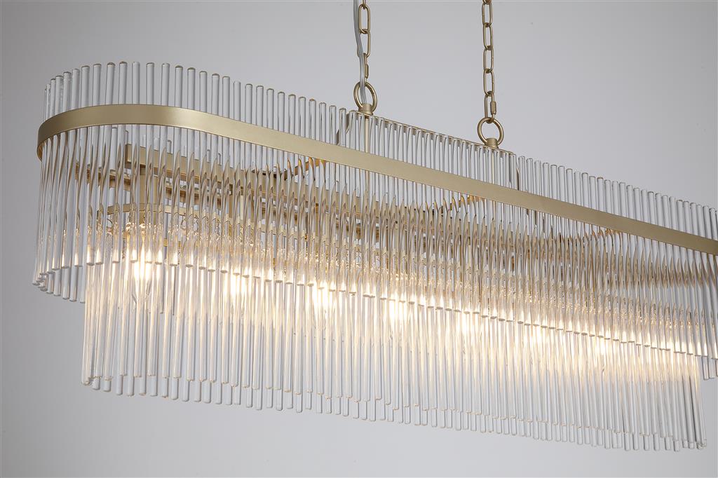 Lara 98cm Børstet guld krystal Fra Searchlight - Den ovale metalramme med en børstet guldfinish er udsmykket med klare glasstænger, der ligesom prismer fanger og reflekterer lyset og skaber et blødt og atmosfærisk lysbillede i rummet.