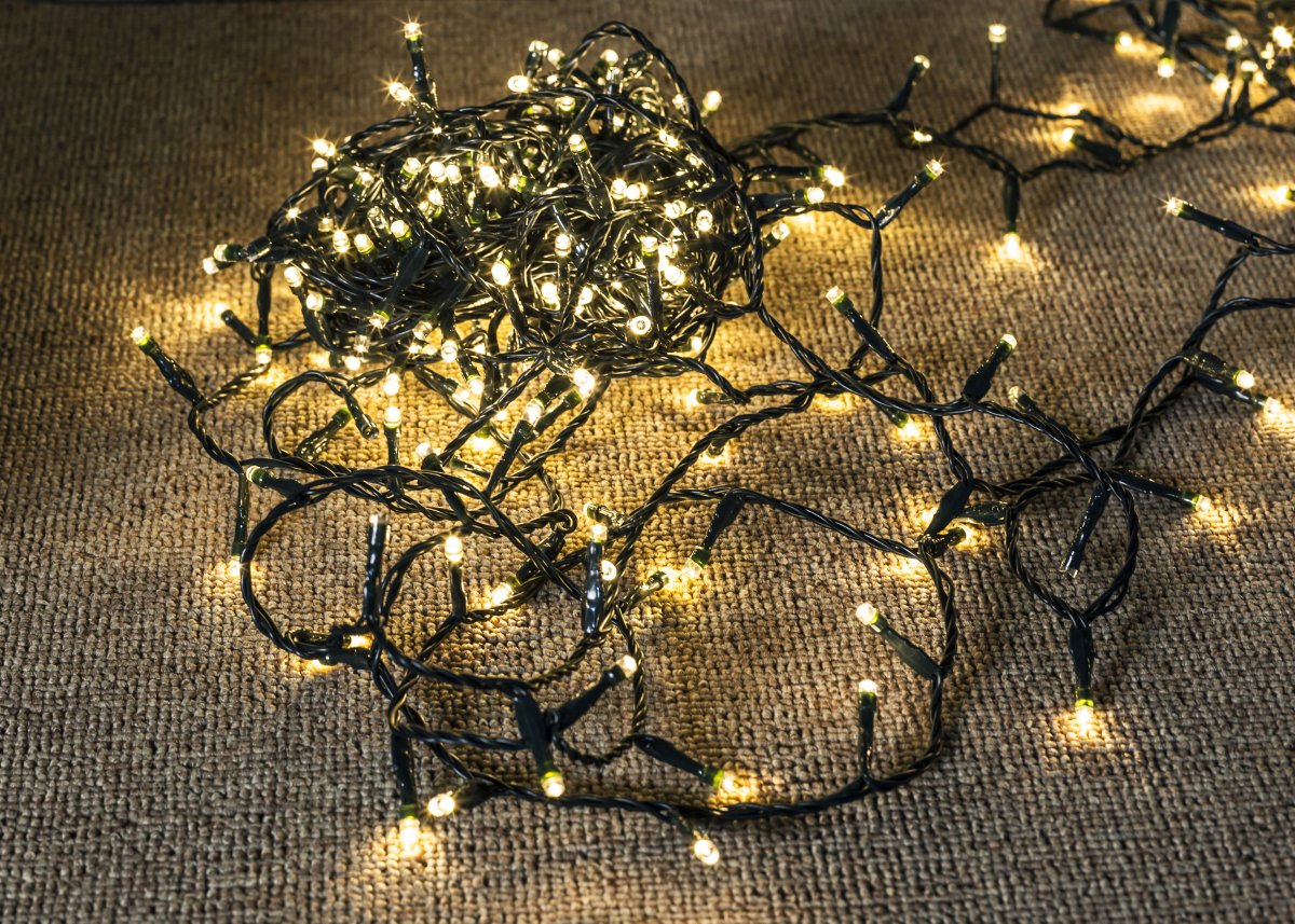 Lyskæde LED 18m Sort Fra Pixie Design - Den indbyggede 5-trins lysd&aelig;mper og den smarte timerfunktion, der automatisk t&aelig;nder lyset i 8 timer og slukker det i 16 timer, g&oslash;r det nemt at tilpasse belysningen til dine behov.