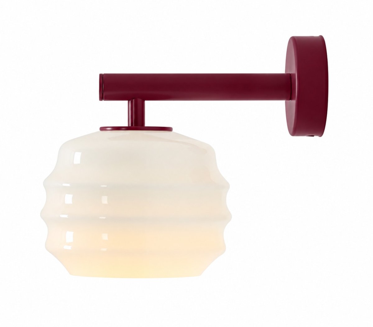 Puff 23cm Bourgogne væglampe Fra Artera - Den dekorative skærm i hvidt opalglas har en bølget form, der giver lampen et legende og elegant udtryk.