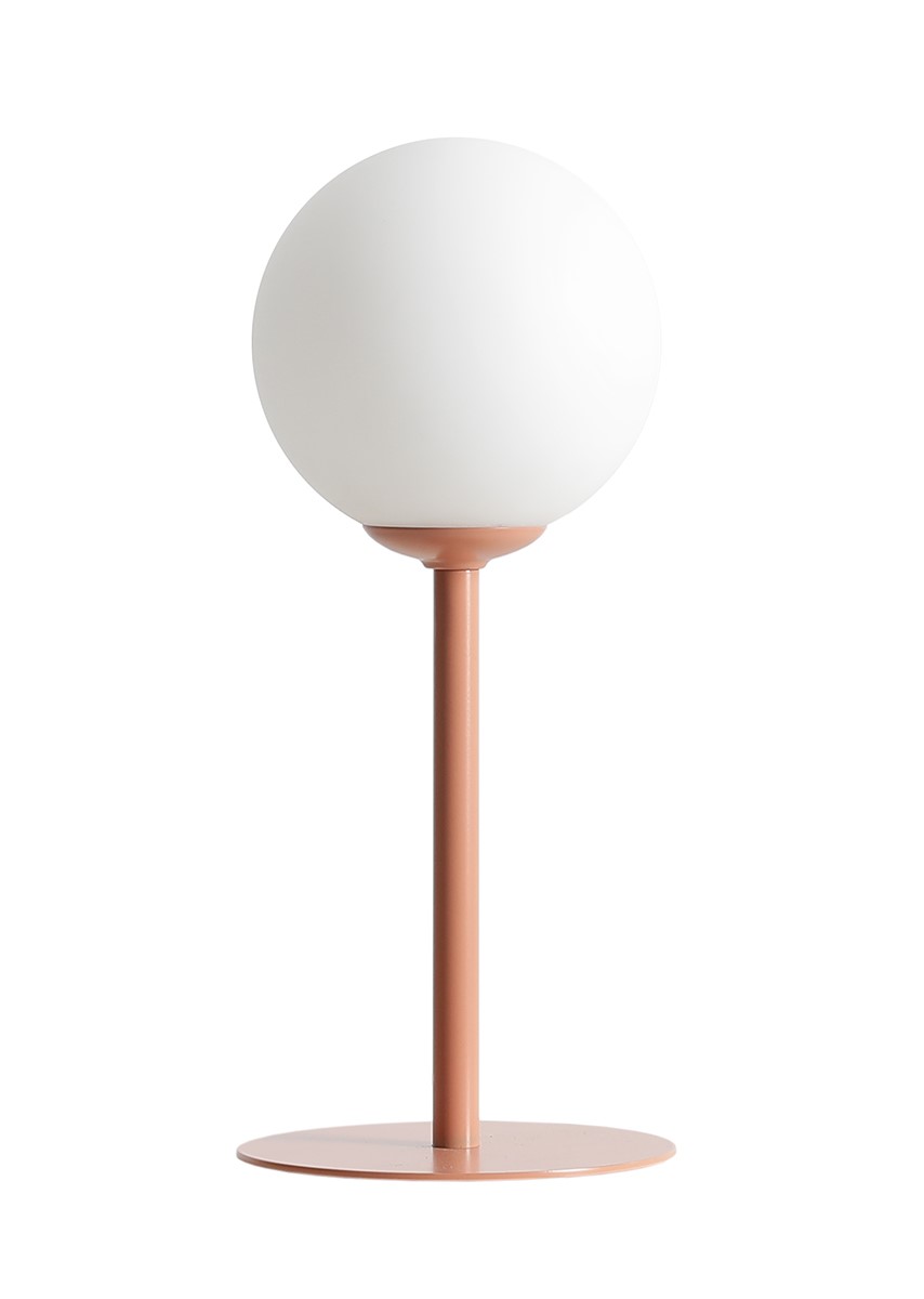 Pinne 35cm Koral bordlampe Fra Artera - Den runde opalklode spreder et blødt og behageligt lys, perfekt til at skabe en varm og indbydende atmosfære i rummet.