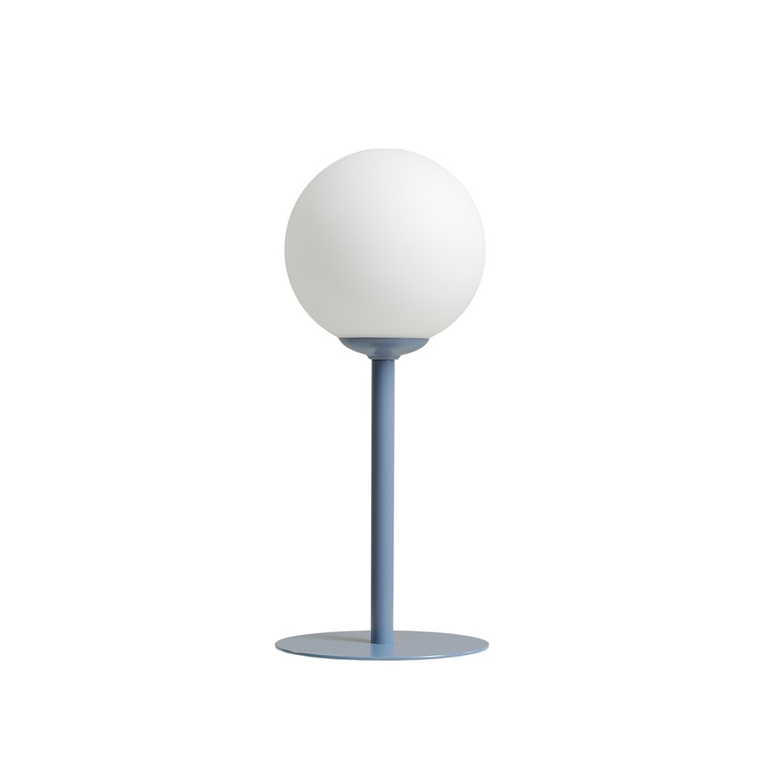Pinne 35cm Blå bordlampe Fra Artera - Den runde opalklode spreder et blødt og behageligt lys, perfekt til at skabe en varm og indbydende atmosfære i rummet.