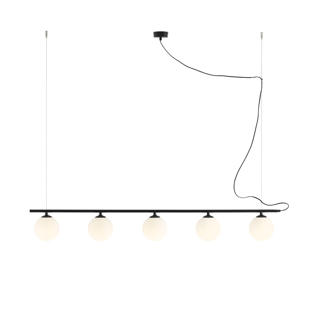 Beryl 140cm Sort loftslampe Fra Artera - Den minimalistiske sorte stang skaber en elegant kontrast til de hvide glober og giver lampen et moderne og sofistikeret præg.