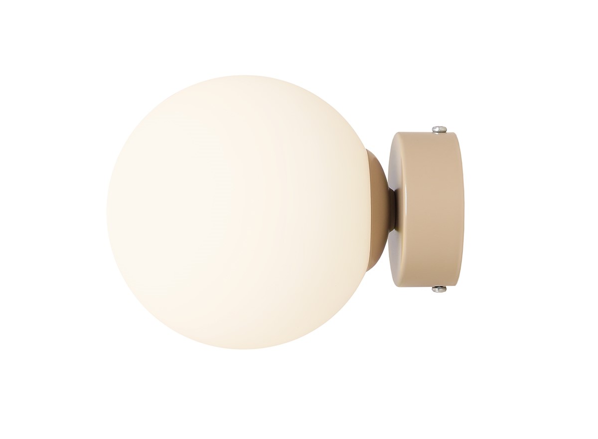 Ball Ø15 Beige væglampe Fra Artera - Det kompakte design gør den perfekt til mindre rum, samtidig med at den tilføjer en moderne elegance til din væg.
