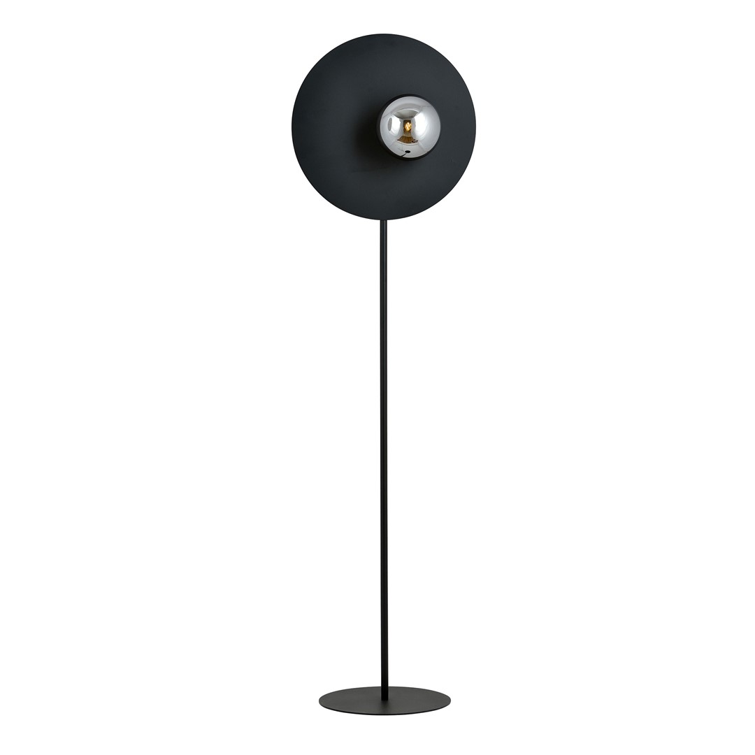 Oslo Sort/røget gulvlampe Fra Emibig Lighting - Den høje, slanke form gør lampen perfekt til at placere ved siden af sofaen eller i et hjørne, hvor du ønsker at tilføje både lys og design.