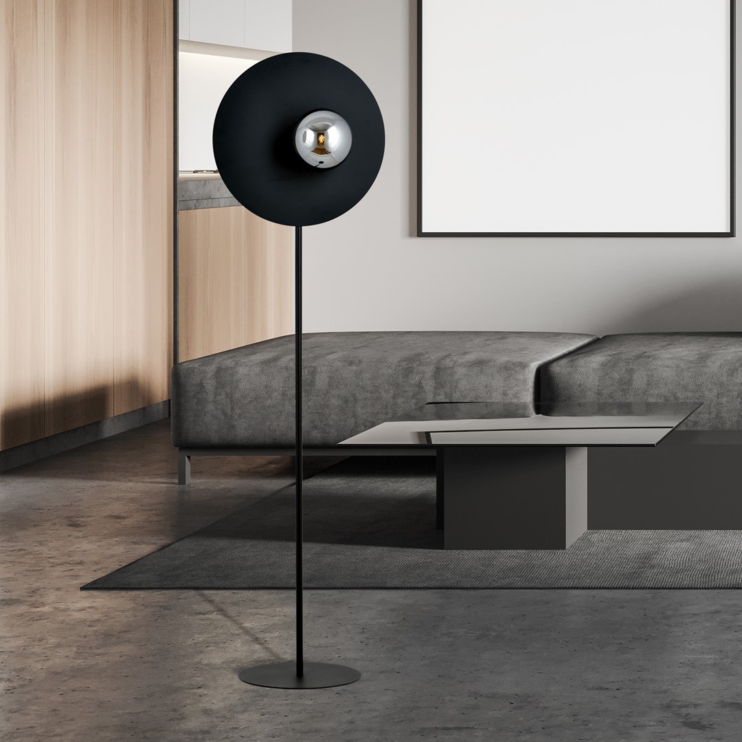 Oslo Sort/røget gulvlampe Fra Emibig Lighting - Den høje, slanke form gør lampen perfekt til at placere ved siden af sofaen eller i et hjørne, hvor du ønsker at tilføje både lys og design.